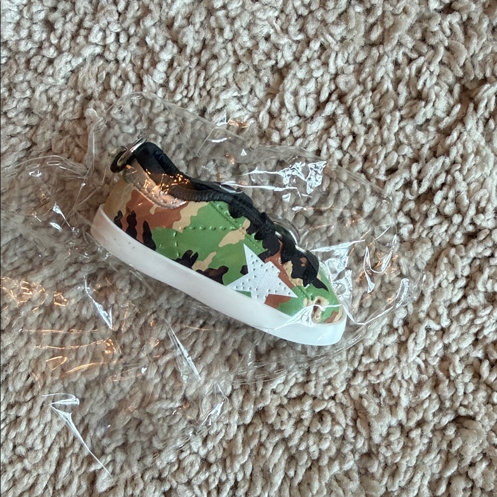 Golden Goose Green Camo Star Charm Keychain - Picture 4 of 4